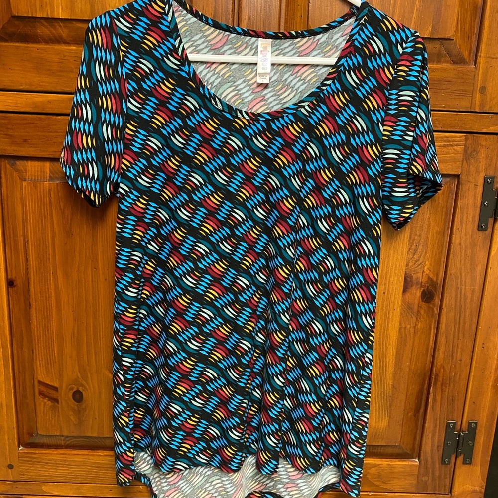 10/10$ bundle 10 (4-5$) items for 10$.LuLaRoe Blue &
Red Short Sleeve Tee - Picture 2 of 5